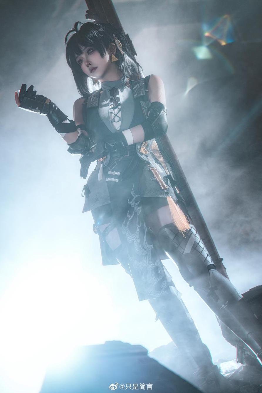 只是简言 只是简言cos大凤的cos图包分享。