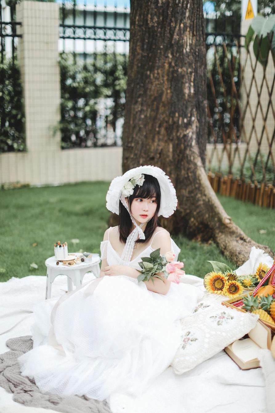 是依酱呀 是依酱呀灰色睡衣作品图包,高清美图抢先欣赏