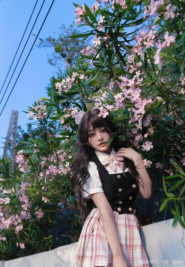 芊川一笑 眼前一亮!芊川一笑个人资料必备图包分享